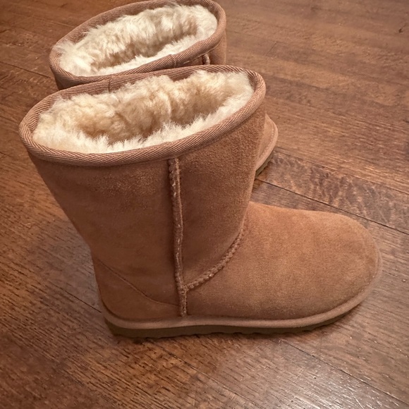 UGGS, women’s size 6. Worn once. Excellent condition! - Picture 3 of 6